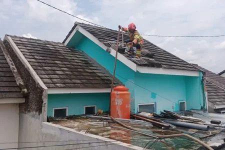 Rumah di Ngampel Terbakar, Damkar Bojonegoro Padamkan Api dari Atap Foto BeritaJatim.com
