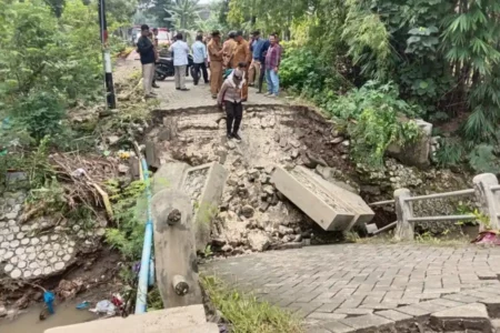Jembatan di Desa Sendangrejo Bojonegoro Putus Tergerus Banjir Foto BeritaJatim.com