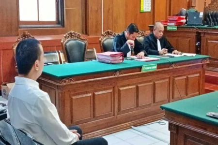 Jalani Sidang, Ivan Sugiamto Emosional Saat Anaknya Disebut Anjing Pudel Foto BeritaJatim.com