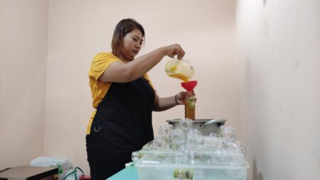 Kisah Inspiratif Warga Pacitan Racik Jamu Macan Kerah Foto BeritaJatim.com