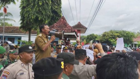 Warga Desa Sanenrejo Jember Gelar Aksi Protes terhadap Kades Foto BeritaJatim.com