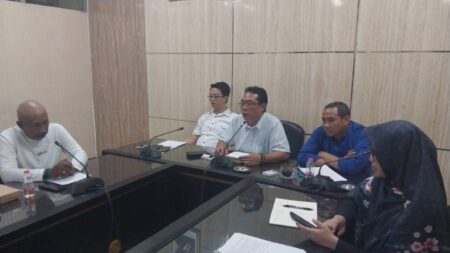 Demonstran Tolak Pembatasan Truk yang Lintasi Jalan Kelas III Pemprov Jatim di Jember Foto BeritaJatim.com