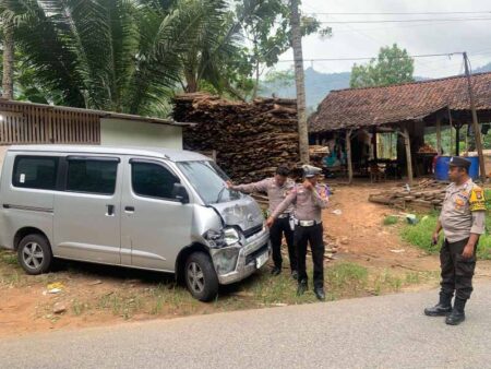 Dua Minibus Adu Banteng di Pacitan, Ini Kronologisnya Foto BeritaJatim.com