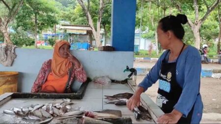 Gelombang Tinggi di Pacitan, Nelayan Tak Melaut, Harga Ikan Melonjak Foto BeritaJatim.com