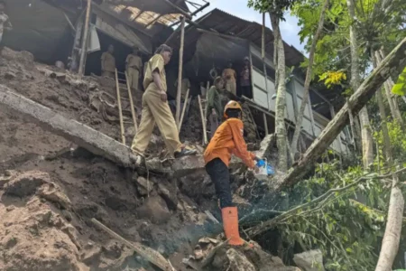 Longsor di Desa Sumbercanting Bondowoso Rusak Rumah Warga Foto BeritaJatim.com