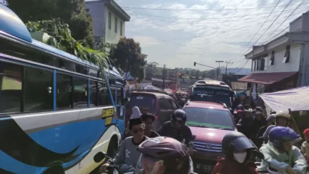 Kemacetan Parah di Pasar Ketro Pacitan Jelang Ramadhan, Ini Sebabnya Foto BeritaJatim.com