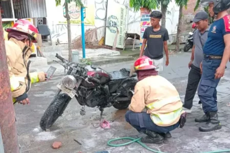 Sepeda Motor Terbakar di Kota Kediri, Diduga Korsleting Listrik Foto BeritaJatim.com