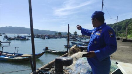 Ini Alasan Puluhan Kapal Nelayan Cilacap Lego Jangkar di Pacitan Foto BeritaJatim.com