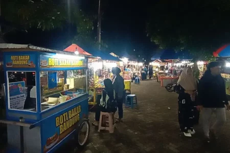 Terabaikan Semasa Mak Rini, PKL Kantor Pemkab Blitar Berharap ke Rijanto-Beky Foto BeritaJatim.com