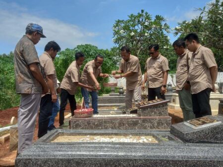 Ziarah Pers, PWI Sumenep Tabur Bunga ke Makam Senior Foto BeritaJatim.com