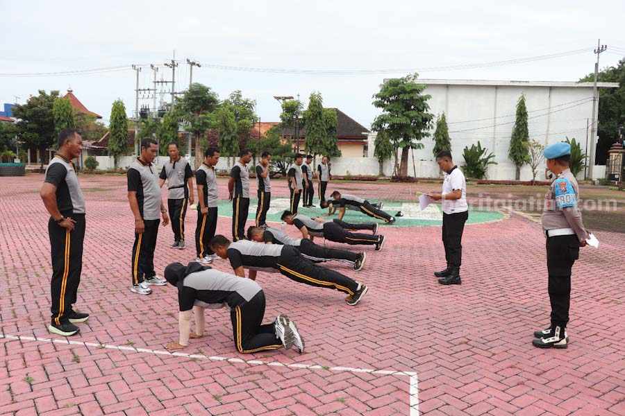 Tes Kemampuan Fisik, Anggota Polres Sumenep Disuruh ‘Push-up’ Foto BeritaJatim.com