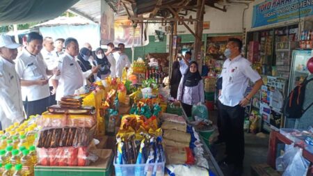 Pemkab Sumenep ‘Blusukan’ Pasar, Pastikan Stok Sembako Aman Jelang Ramadan Foto BeritaJatim.com