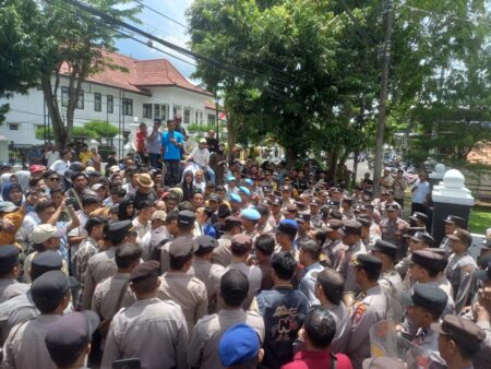 Tuntut Keadilan Kematian Kasus KDRT, Ratusan Warga Sumenep ‘Kepung’ Kejaksaan dan Pengadilan Negeri Foto BeritaJatim.com