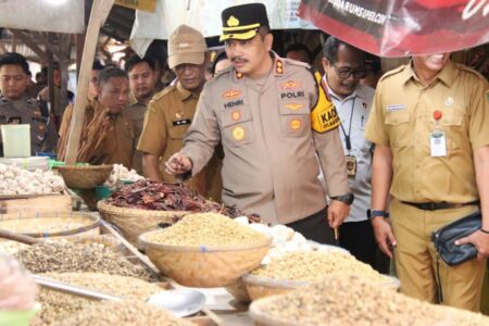 Kapolres Sumenep Ingatkan Pedagang Tak Timbun Sembako Jelang Ramadhan Foto BeritaJatim.com
