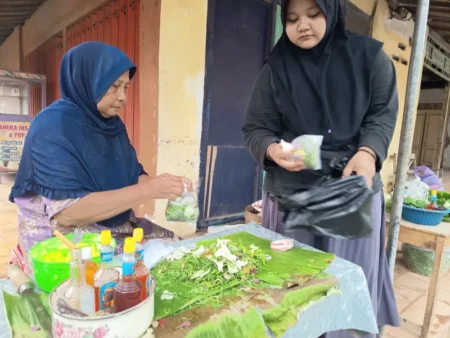 Tradisi Nyekar Jelang Ramadhan, Berkah bagi Penjual Bunga Dadakan di Ponorogo Foto BeritaJatim.com