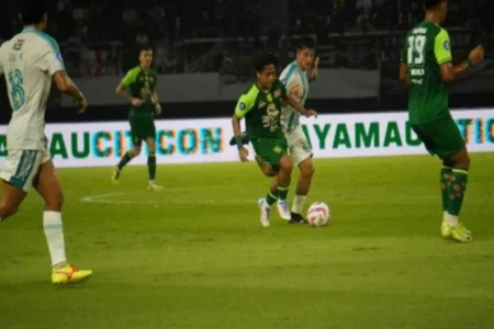Persebaya Siapkan Pengganti Pemain Jelang Laga Krusial Kontra Dewa United Foto BeritaJatim.com