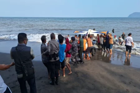 Pesawat Latih API Banyuwangi Jatuh di Perairan Muncar, Jadi Tontonan Warga Foto BeritaJatim.com