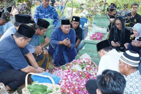 Pulang dari Jakarta, Bupati Pacitan Indrata Nur Bayuaji Langsung Salatkan Jenazah Ibunda Foto BeritaJatim.com
