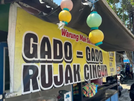 Kuliner Legendaris Rujak Cingur dan Gado-Gado Mak Sarmini Kediri, 15 Tahun Jadi Favorit Foto BeritaJatim.com