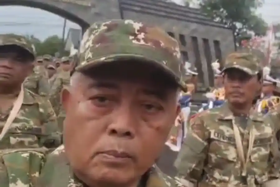 Pakai Baju Loreng, Begini Gaya Bupati Malang Sanusi di Akmil Magelang Foto BeritaJatim.com