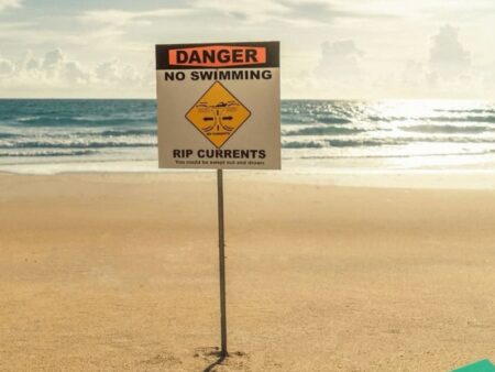 Waspadai Rip Current Saat Main di Pantai, Ini Cara Mengenalinya Foto BeritaJatim.com