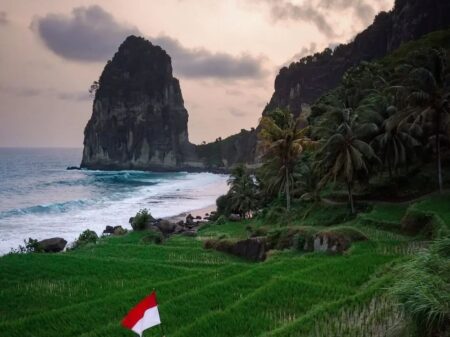 Pesona 6 Pantai Pacitan: Air Jernih dan Pemandangan Memukau Foto BeritaJatim.com