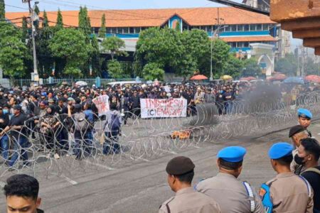 Demo Indonesia Gelap Jilid II: Dua Anggota DPRD Jatim dari PDIP Temui Demonstran Foto BeritaJatim.com