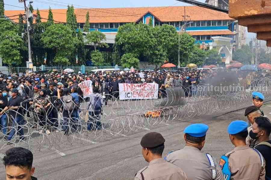 Demo Indonesia Gelap Jilid II: Dua Anggota DPRD Jatim dari PDIP Temui Demonstran Foto BeritaJatim.com