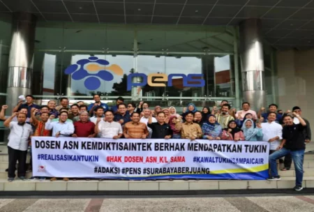 Dosen ASN Kemendiktisaintek Jawa Timur Gelar Aksi ke Istana, Ancam Mogok Nasional Foto BeritaJatim.com