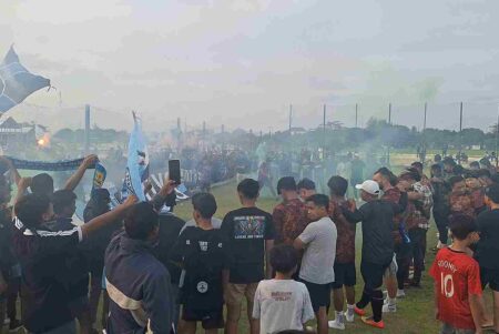 Suporter Geruduk Lokasi Latihan Jelang Kontra Persijap, Bos Persela Siapkan Amunisi untuk Menang Foto BeritaJatim.com