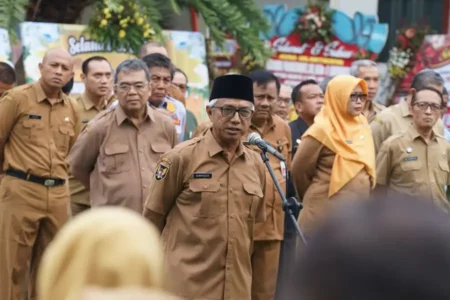 Hari Pertama Kerja, Wawali Kota Kediri Pimpin Apel Pagi di Balai Kota Foto BeritaJatim.com