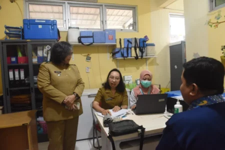 Pj Wali Kota Kediri Tinjau Pelaksanaan Pemeriksaan Kesehatan Gratis di Puskesmas Pesantren I Foto BeritaJatim.com