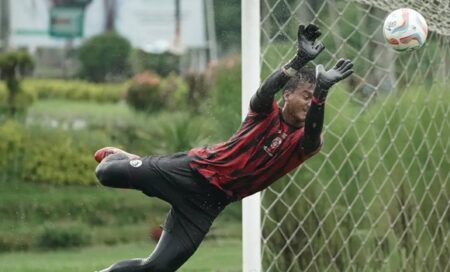 DIHUJAT HABIS-HABISAN! Kiper Arema FC Bikin Blunder Lawan PSIS, Netizen: Onana Lokal! Foto BeritaJatim.com