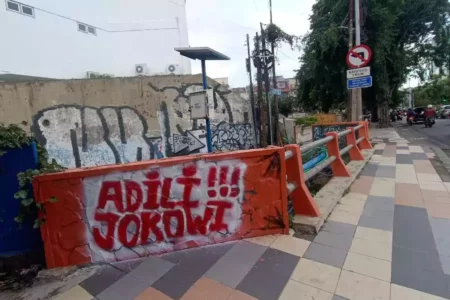 Vandalisme ‘Adili Jokowi’ Serentak Tersebar di Sembilan Kecamatan Surabaya Foto BeritaJatim.com