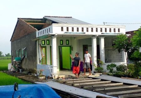 Angin Kencang Terjang Jombang, Atap Rumah Warga Beterbangan Foto BeritaJatim.com