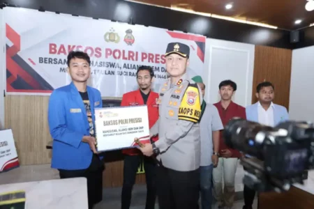 Polres Lamongan dan Mahasiswa Gelar Bakti Sosial Sambut Ramadhan Foto BeritaJatim.com