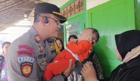 Bayi Laki-Laki Dibuang di Bak Mandi Warung Kosong, Warga Jatipelem Jombang Heboh Foto BeritaJatim.com