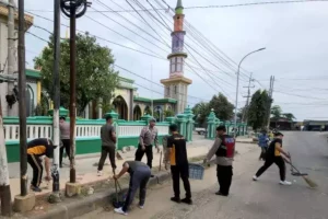 Jelang Bulan Ramadan, Koramil dan Polsek Bancar Kompak Bersihkan Masjid Sekitar Foto BeritaJatim.com