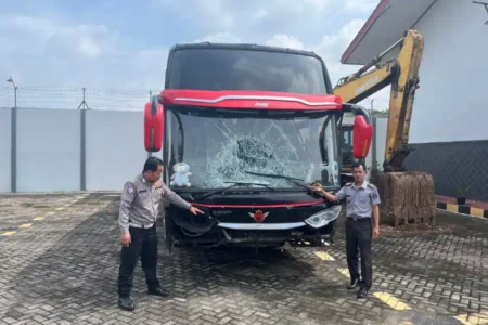 Terobos Lampu Merah, Bus Ranajaya Tabrak Pasutri di Blitar Foto BeritaJatim.com