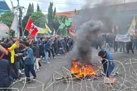Polisi yang Viral Pukul Mahasiswa Demo Indonesia Gelap Telah Diperiksa Propam Foto BeritaJatim.com