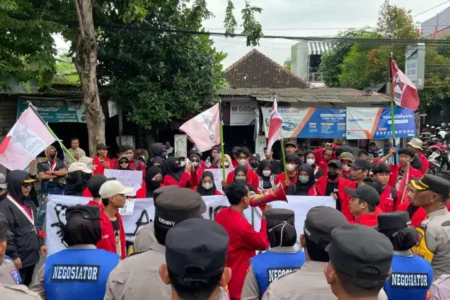Mahasiswa GMNI Gelar Aksi “Lamongan Undercover” Tolak Efisiensi Anggaran Foto BeritaJatim.com