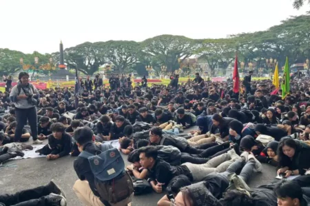 Ribuan Demonstran di Malang Desak Pencabutan Inpres Efisiensi Anggaran Foto BeritaJatim.com