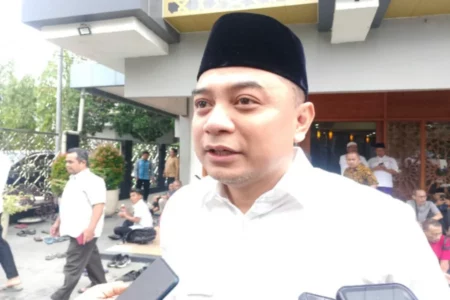 Anggaran Dikepras, Wali Kota Surabaya Klaim Tak Akan PHK Honorer, Hanya WFA Foto BeritaJatim.com