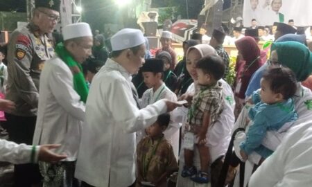 Ribuan Jemaah Padati Haul KH Dhucha Tolhah di Jombang, Penuh Makna dan Keteladanan Foto BeritaJatim.com
