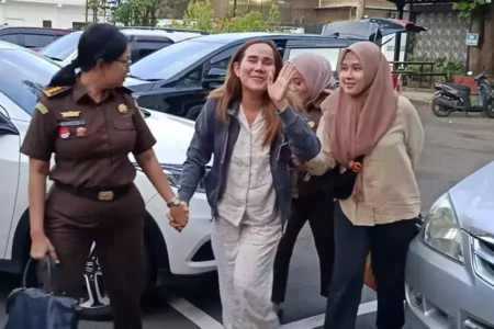 Masih Tersenyum Melambai, Selebgram Isa Zega Dilimpahkan ke Kejari Kabupaten Malang Foto BeritaJatim.com