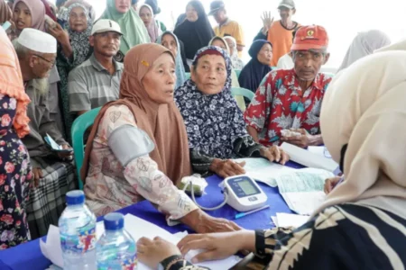 Masyarakat Lamongan Antusias Manfaatkan Layanan Pemeriksaan Kesehatan Gratis, Begini Cara Daftarnya Foto BeritaJatim.com