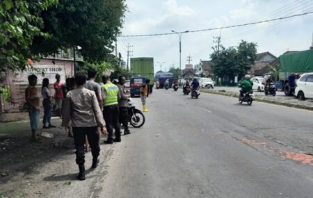 Kecelakaan Akibat Jalan Berlubang di Jombang, Pengendara Motor Dilarikan ke Rumah Sakit Foto BeritaJatim.com