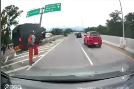 Bus Diduga Rombongan Pelajar Kecelakaan di Exit Tol Purwodadi Pasuruan Foto BeritaJatim.com