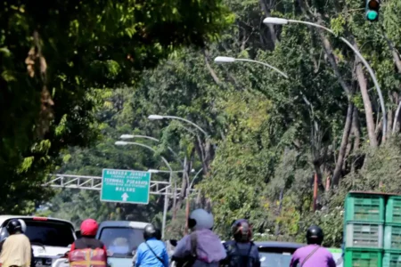 Tahun Ini, Dishub Surabaya Berencana Pasang Ribuan Lampu Jalan Baru Foto BeritaJatim.com
