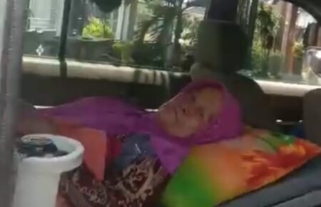 Viral! Lansia di Jombang Harus Naik Ambulans Demi Menebus Pupuk Subsidi Foto BeritaJatim.com